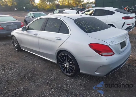 2015 Mercedes-Benz C 300 Sport 4Matic z USA, uszkodzony, nr VIN 55SWF4KB2FU018328